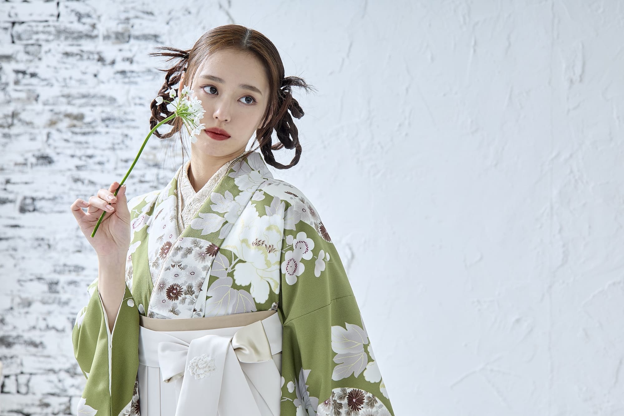 緑の袴を着たお嬢様の記念写真