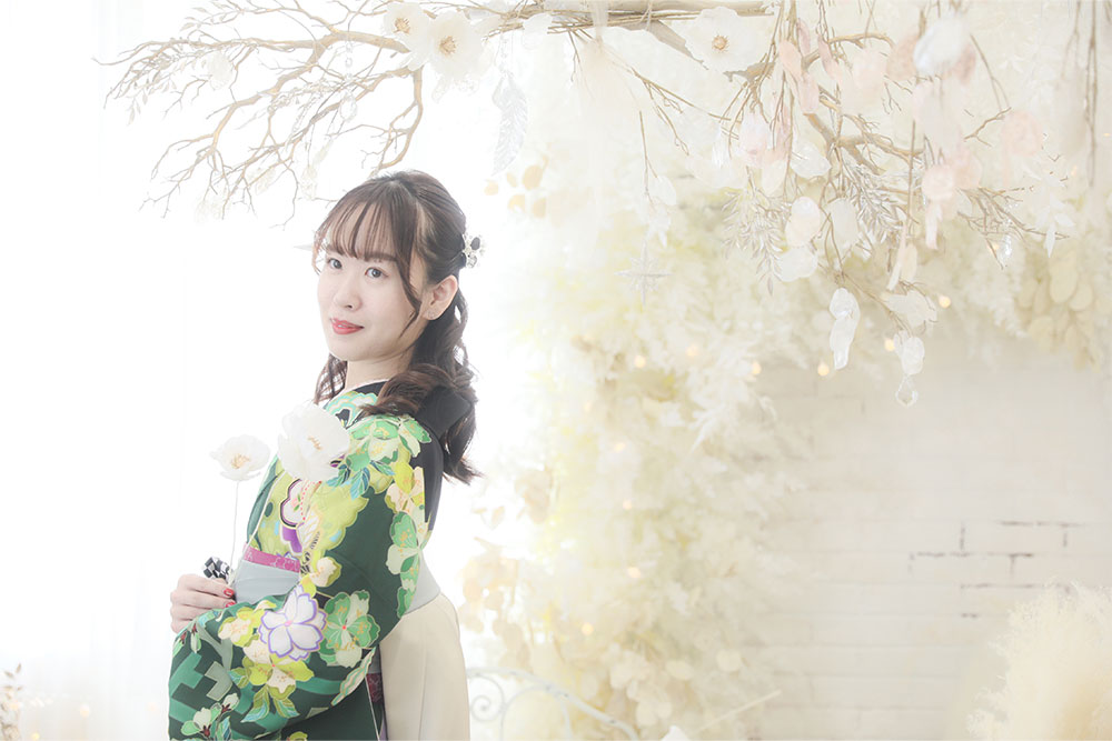 袴を着て記念写真を撮影するお嬢様その1