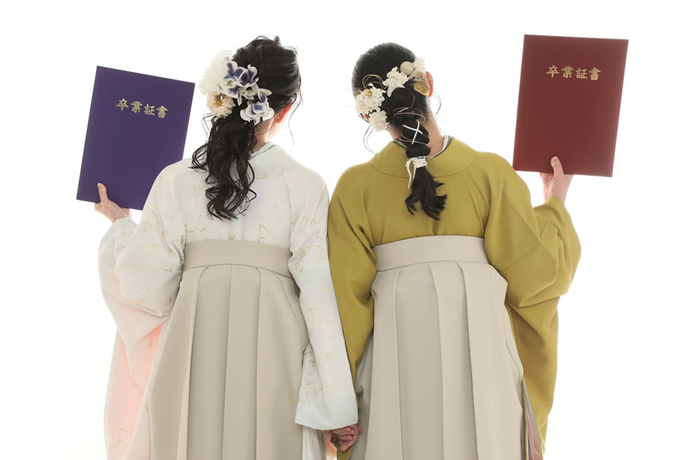 袴を着て記念写真を撮影するお嬢様その2